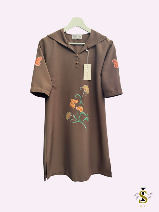 Handgeverfde kinder djellaba met bloemen en vlinders