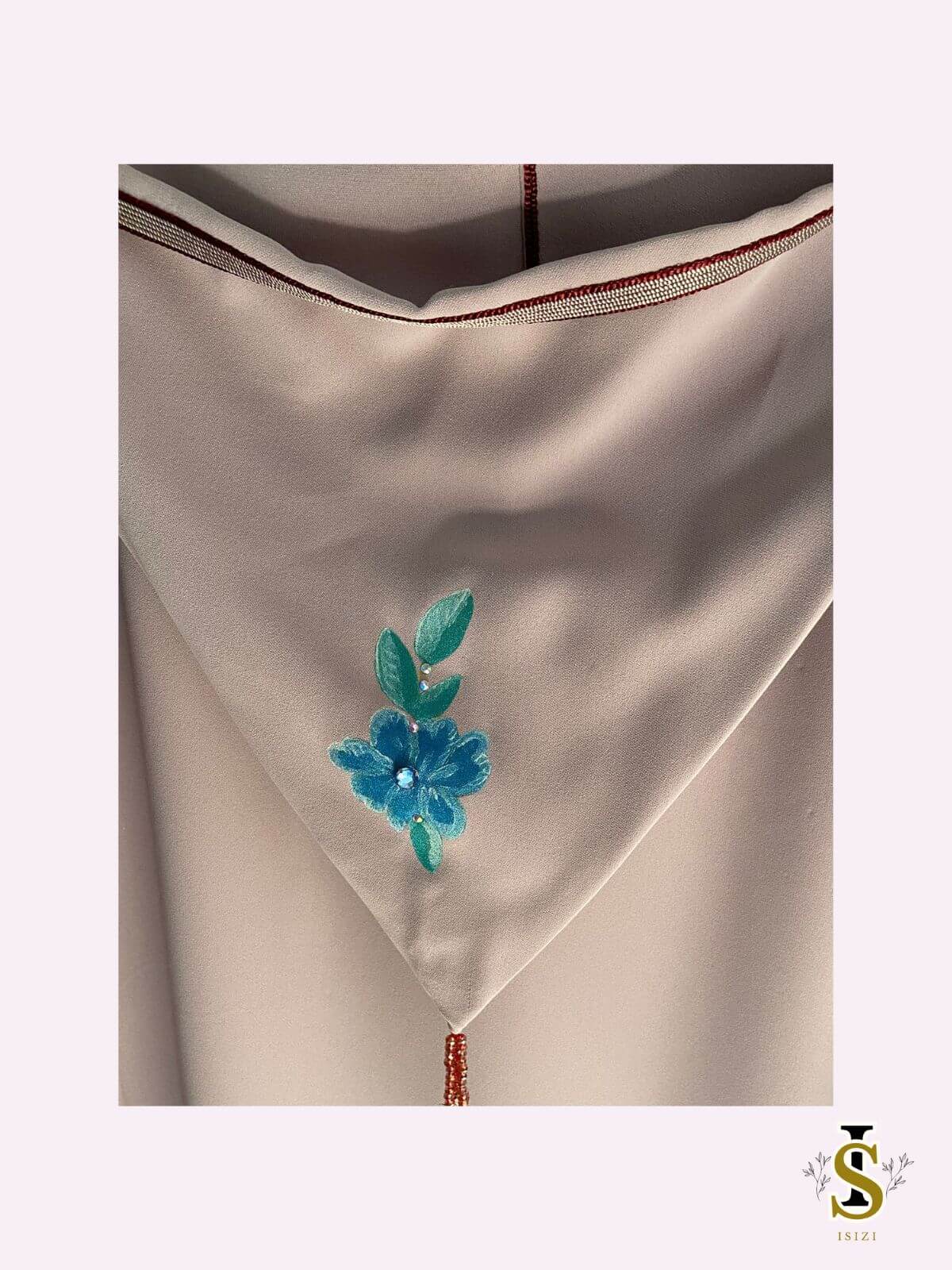 Handgeverfde kinder djelleba met bloemen